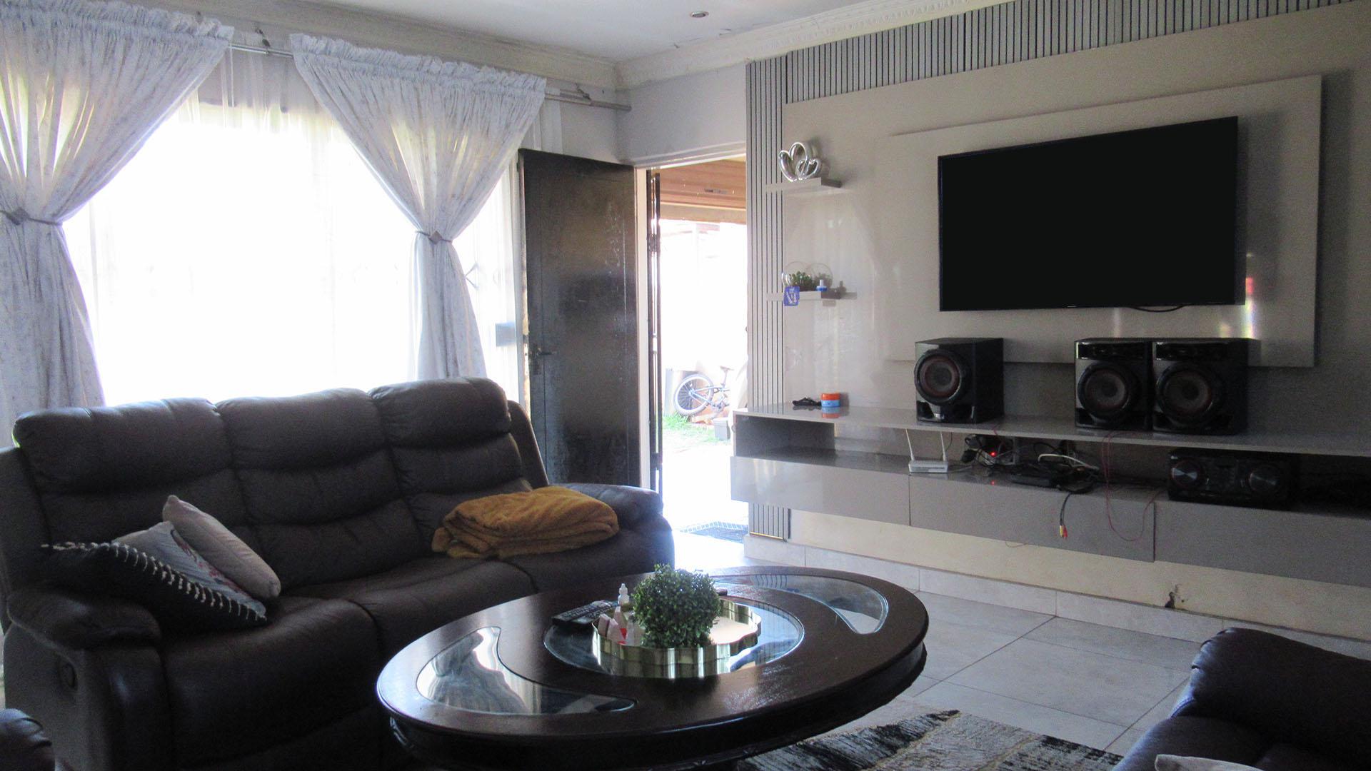 Lounges - 23 square meters of property in Spruitview