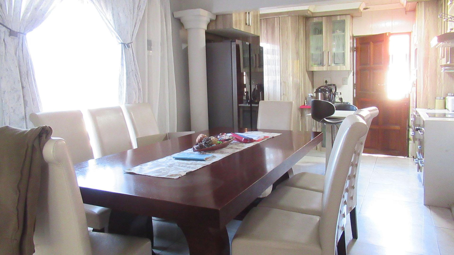 Dining Room - 13 square meters of property in Spruitview