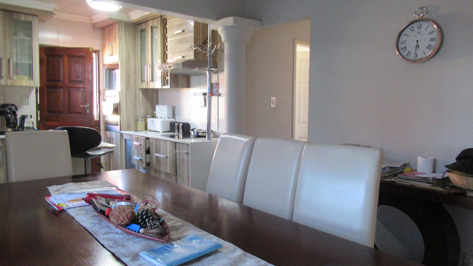 Dining Room - 13 square meters of property in Spruitview