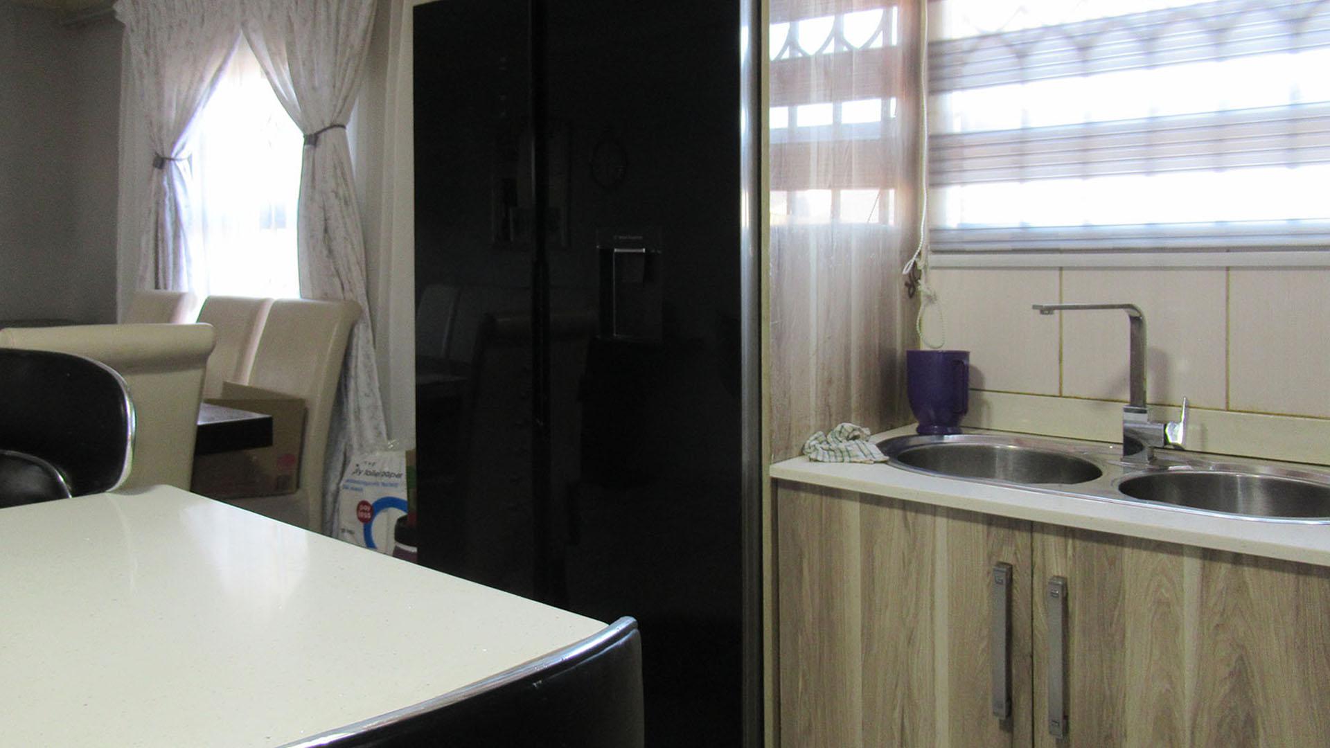 Kitchen - 9 square meters of property in Spruitview