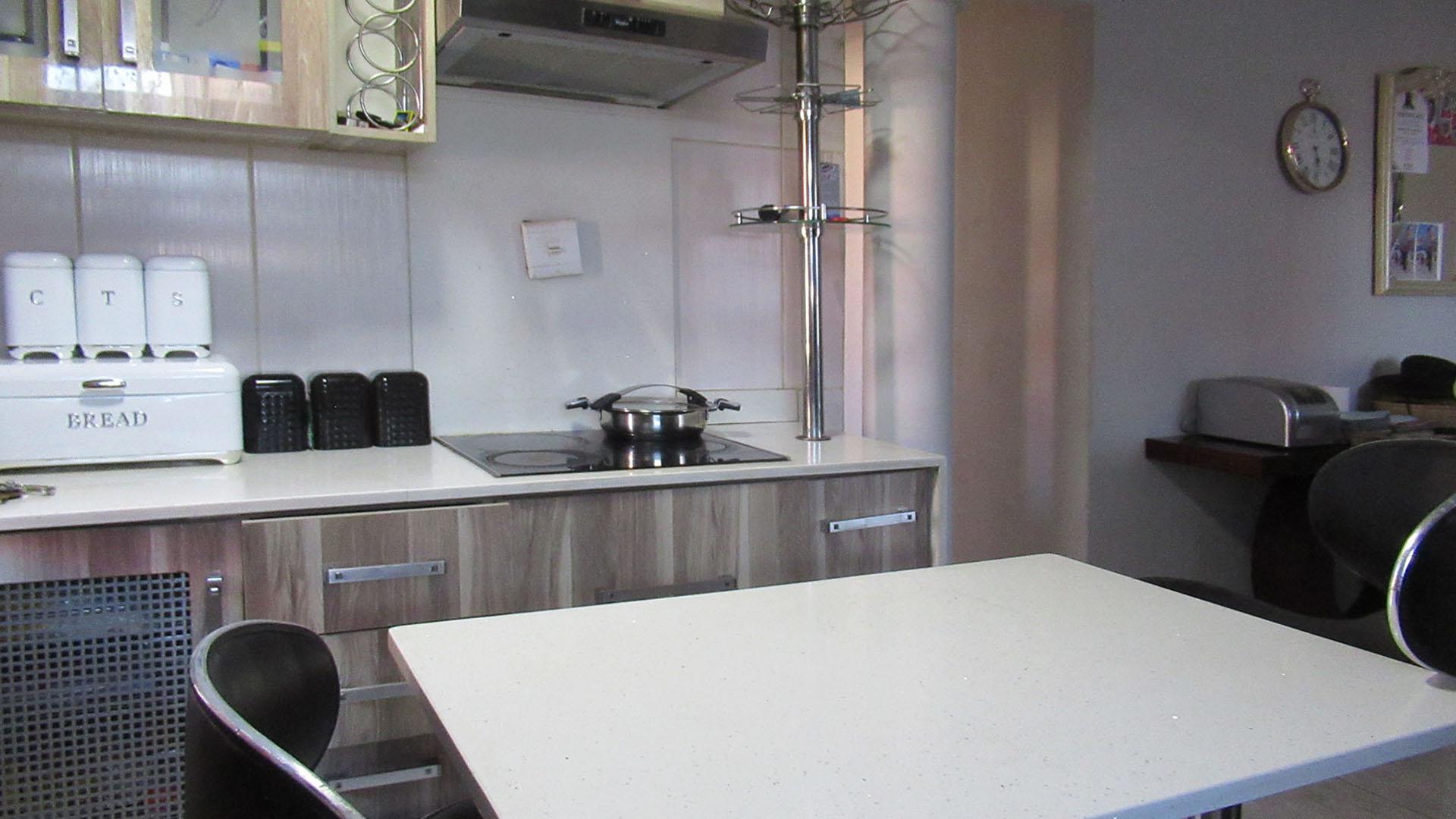 Kitchen - 9 square meters of property in Spruitview