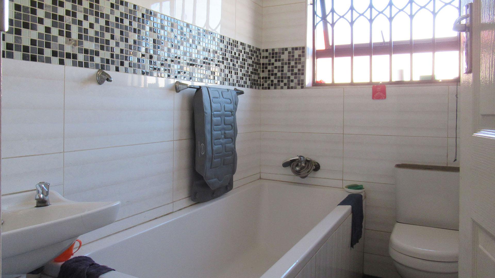 Bathroom 1 - 4 square meters of property in Spruitview