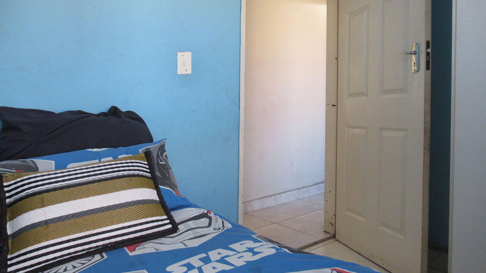 Bed Room 1 - 8 square meters of property in Spruitview
