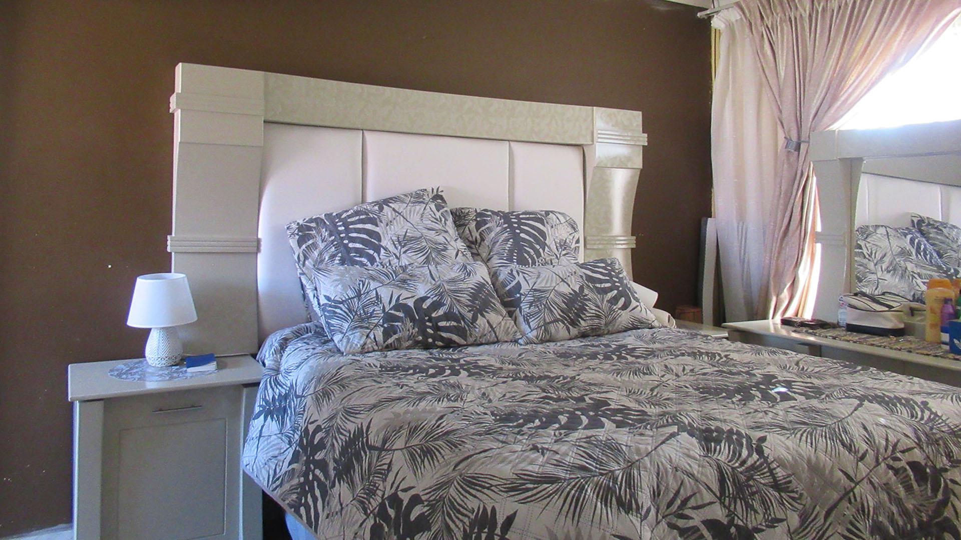 Main Bedroom - 12 square meters of property in Spruitview