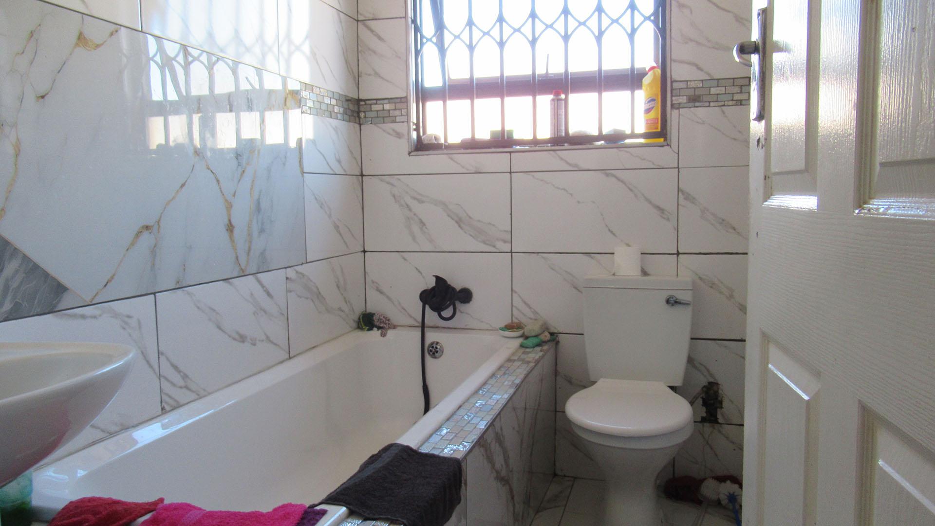 Main Bathroom - 5 square meters of property in Spruitview