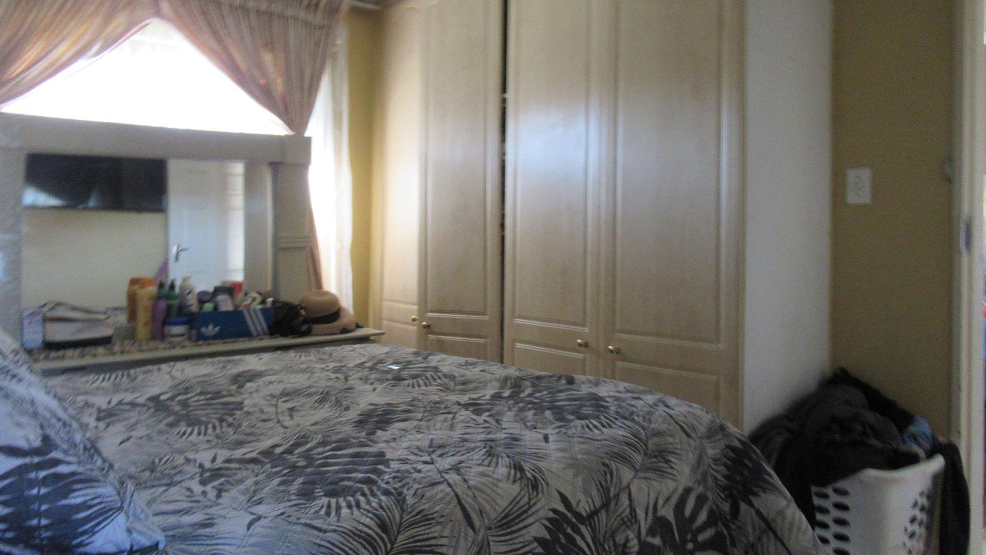 Main Bedroom - 12 square meters of property in Spruitview