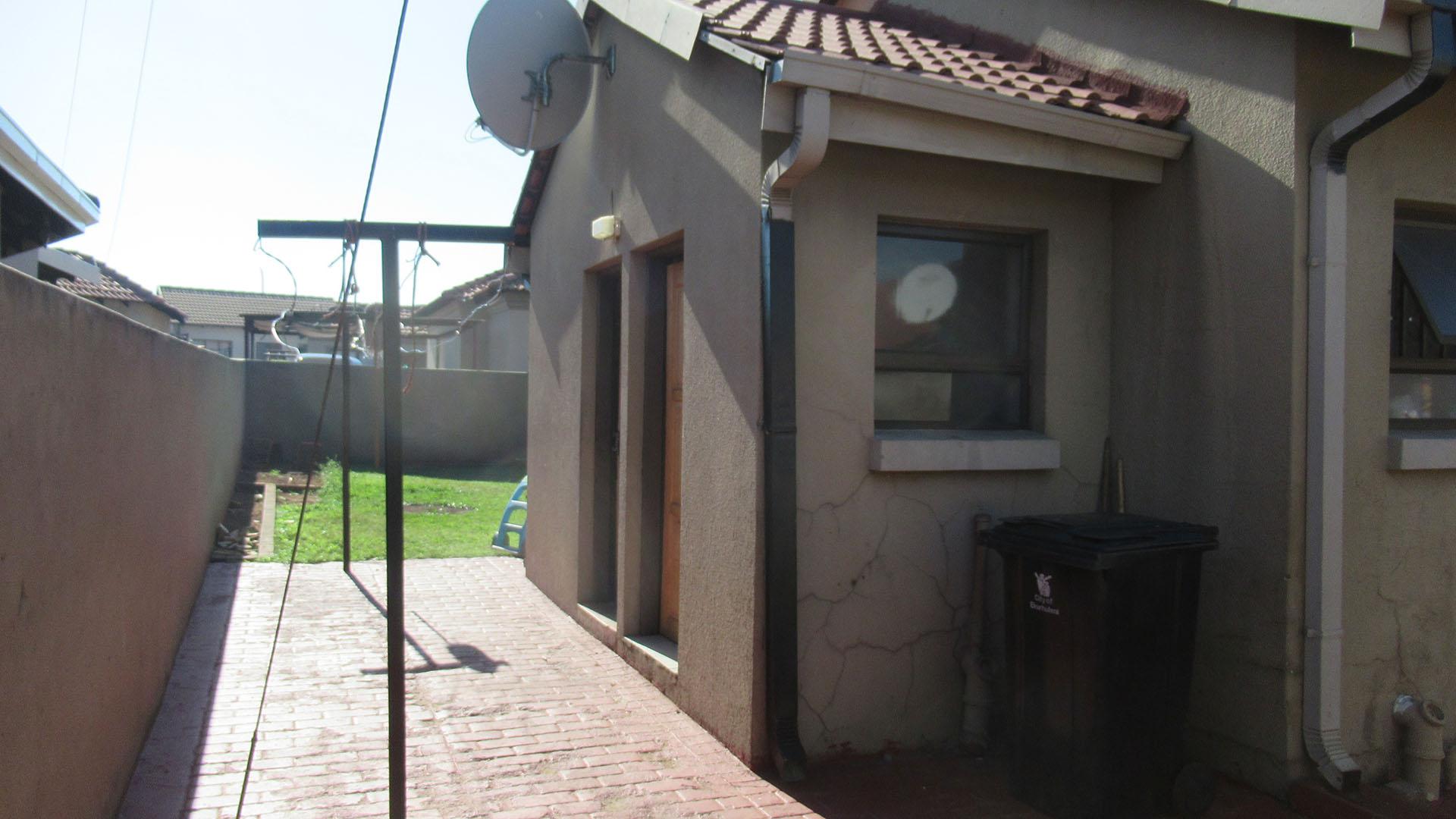 Spaces - 4 square meters of property in Spruitview
