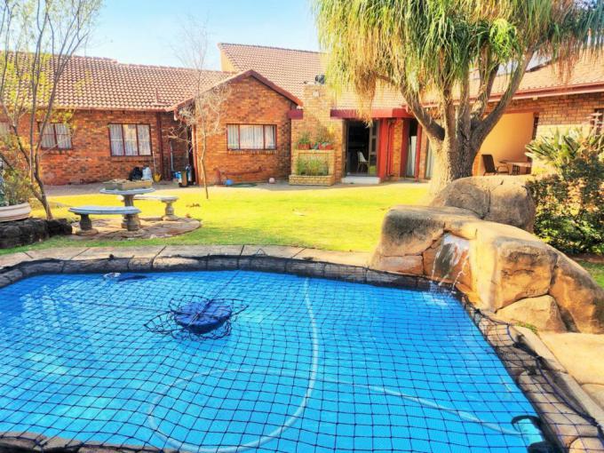 4 Bedroom House for Sale For Sale in Rooihuiskraal North - MR722396