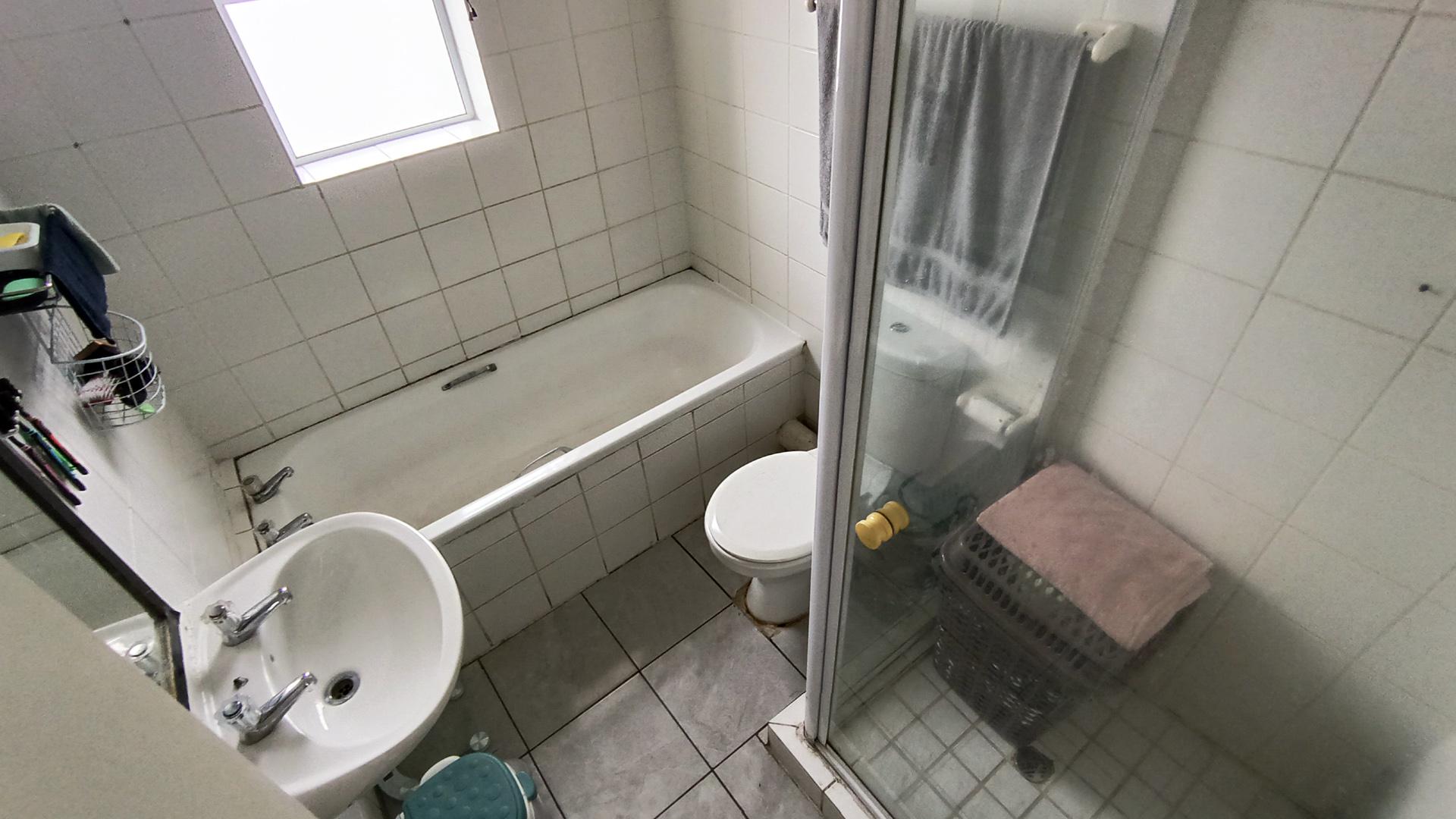 Bathroom 1 - 5 square meters of property in Vredekloof