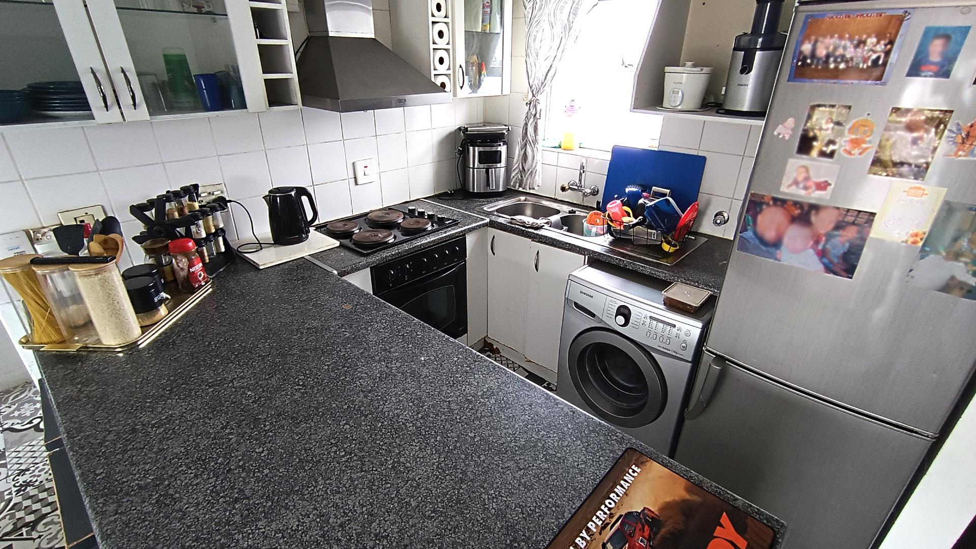 Kitchen - 7 square meters of property in Vredekloof