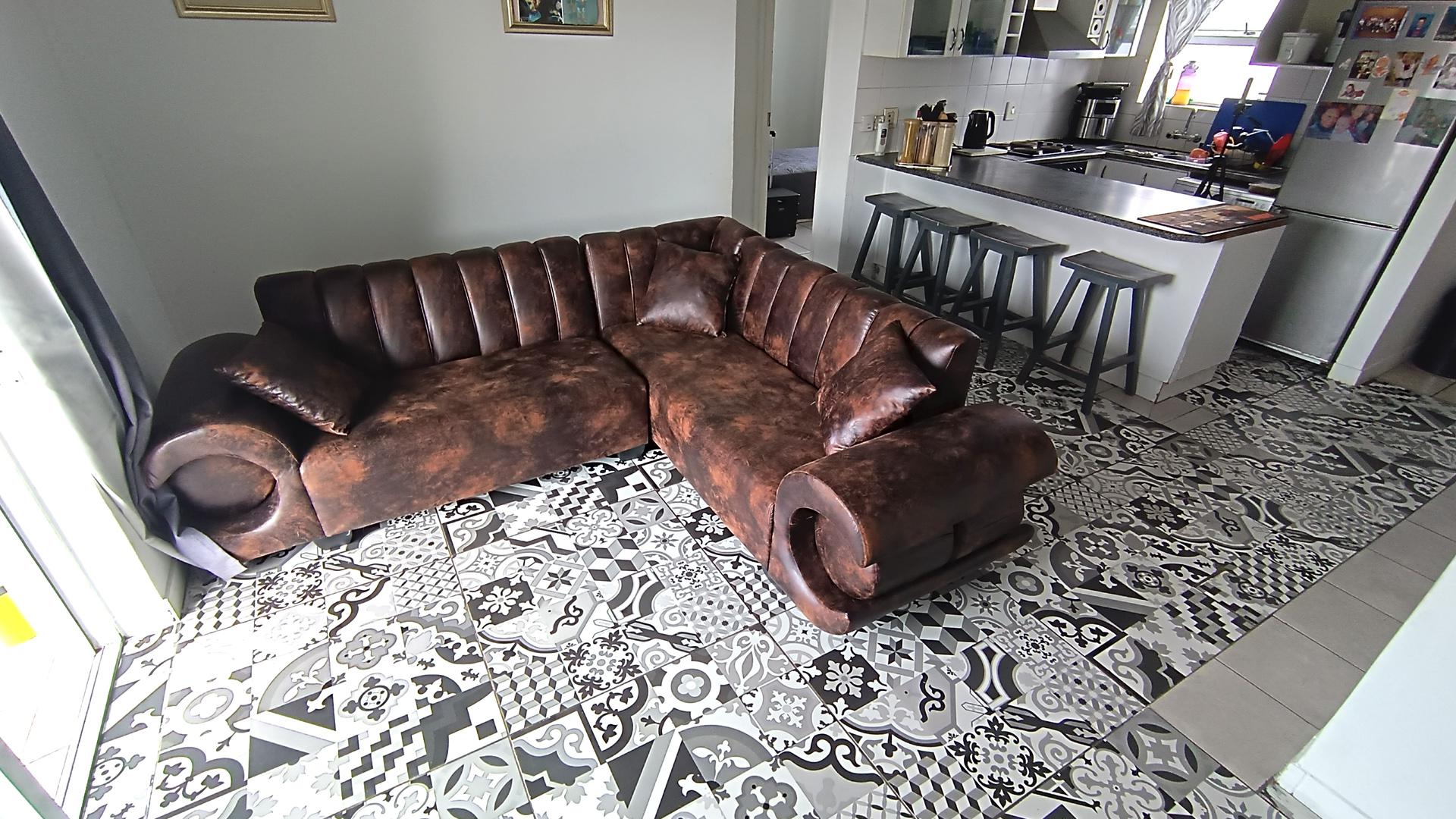 Lounges - 13 square meters of property in Vredekloof