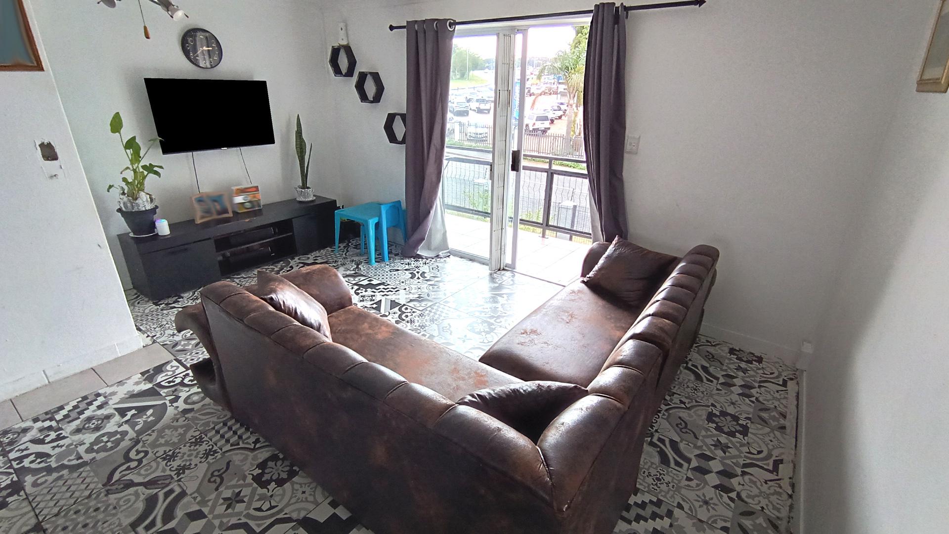 Lounges - 13 square meters of property in Vredekloof