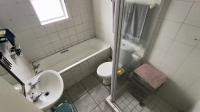 Bathroom 1 - 5 square meters of property in Vredekloof