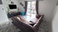 Lounges - 13 square meters of property in Vredekloof
