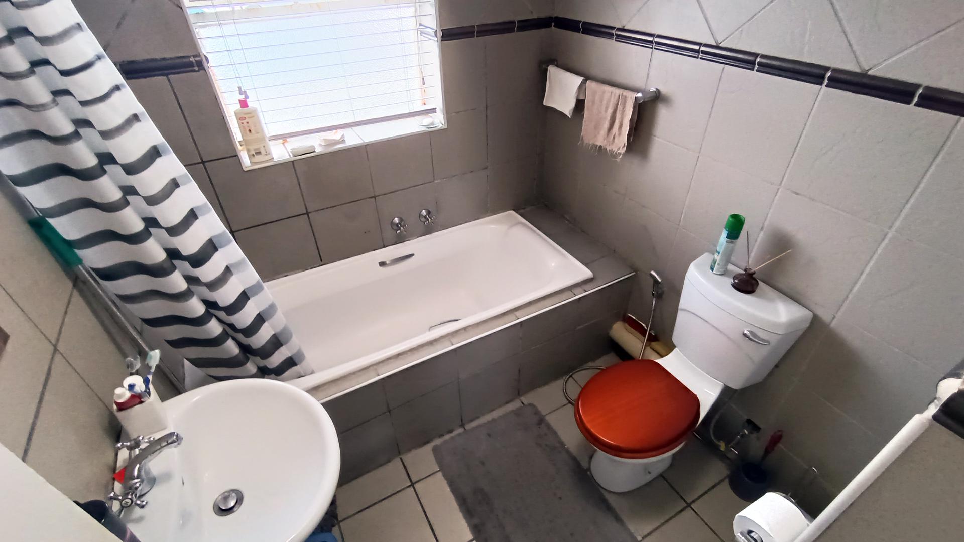 Bathroom 1 - 7 square meters of property in Oostersee