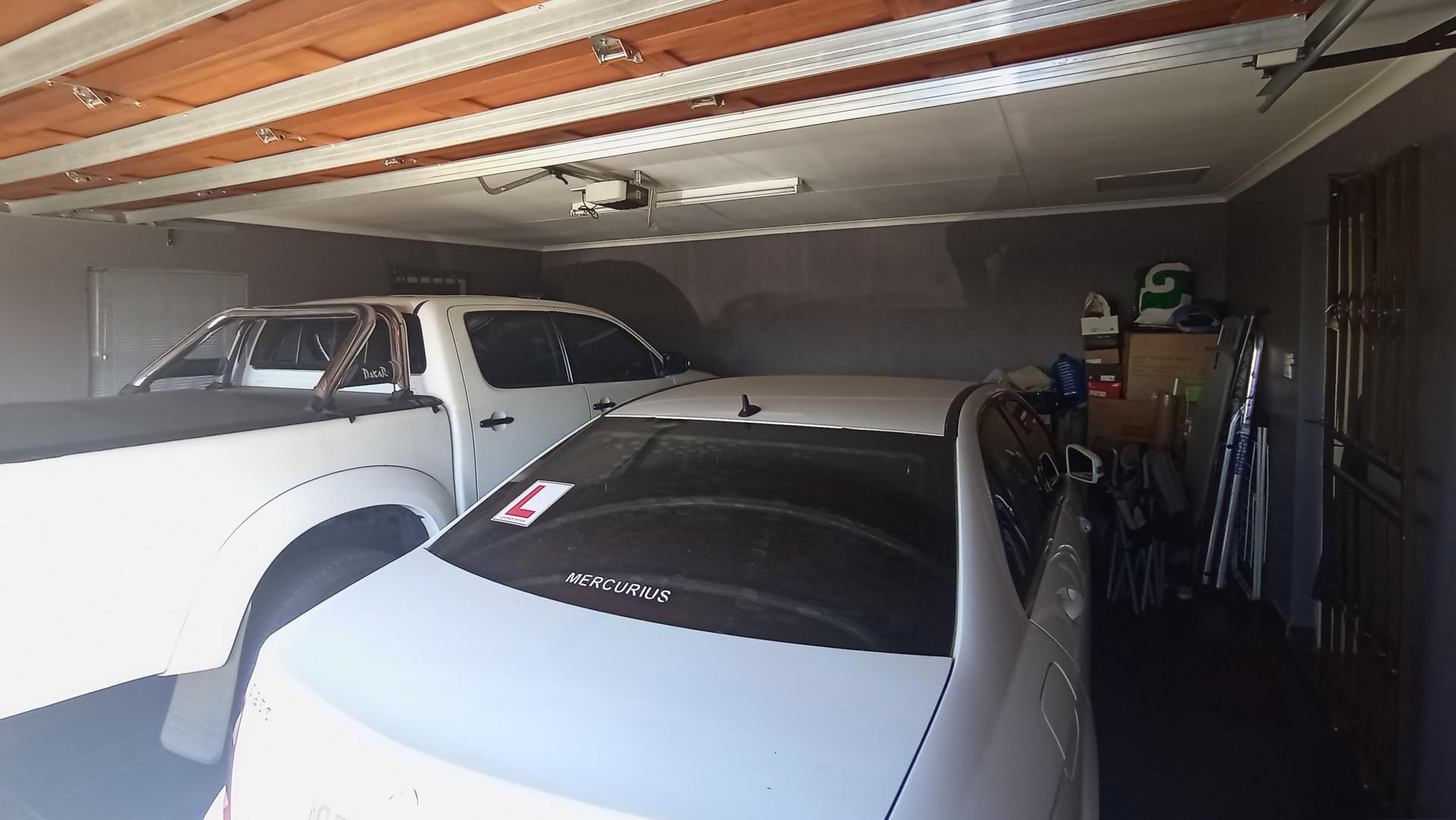 Garage - 39 square meters of property in Eldorette