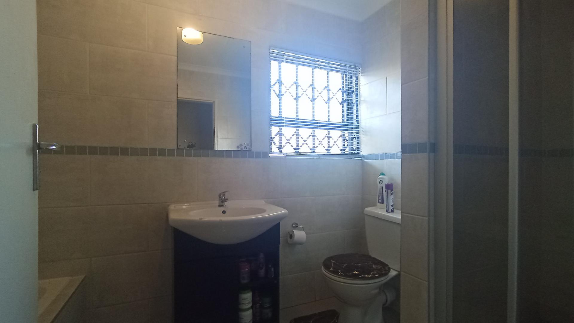 Bathroom 1 - 6 square meters of property in Eldorette