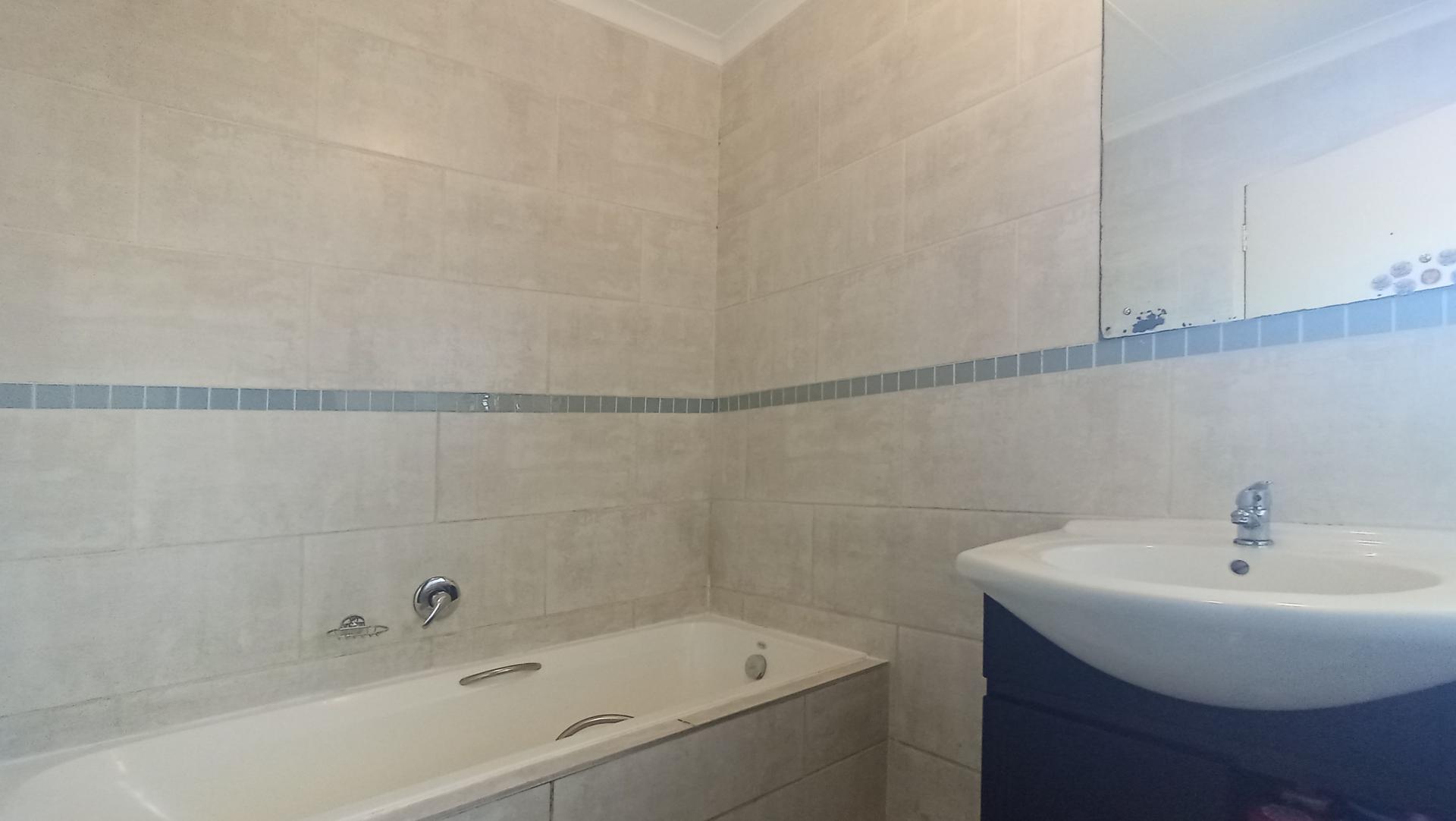 Bathroom 1 - 6 square meters of property in Eldorette