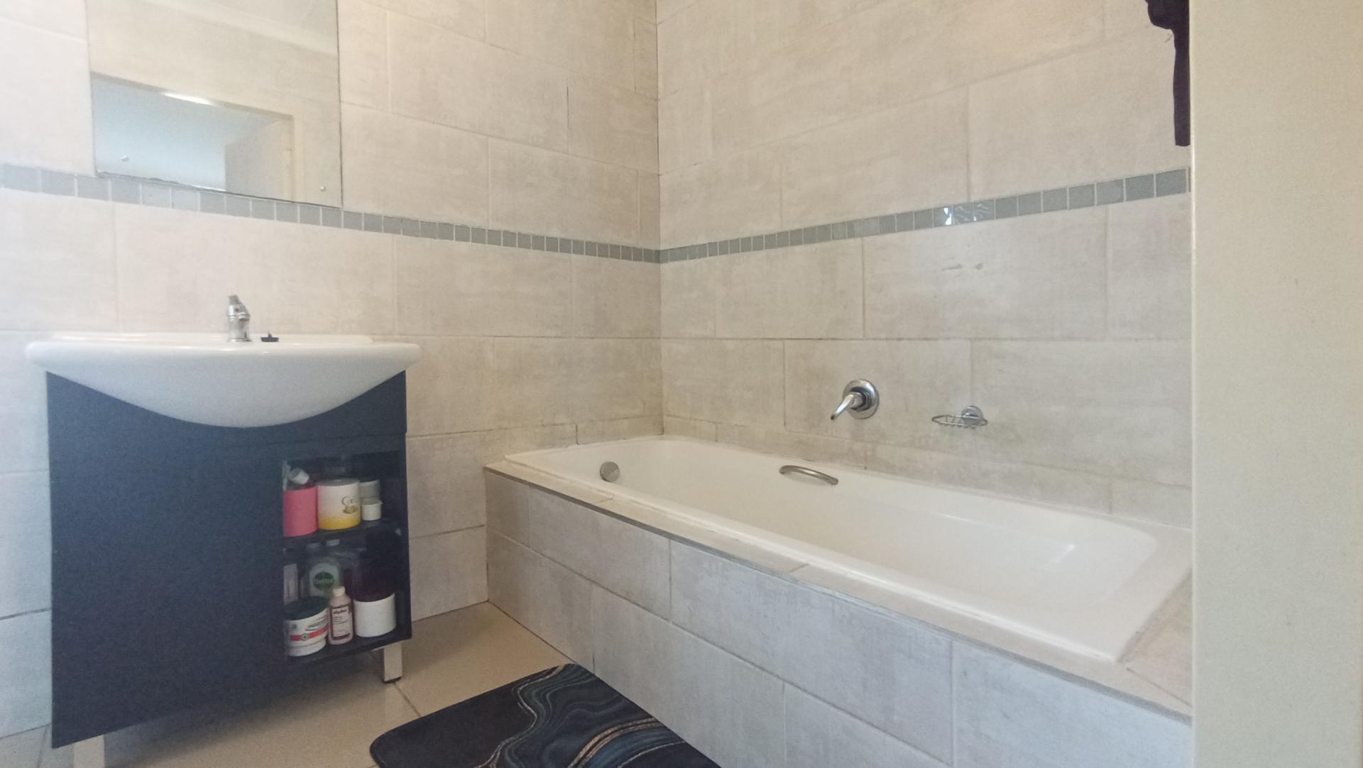 Main Bathroom - 7 square meters of property in Eldorette