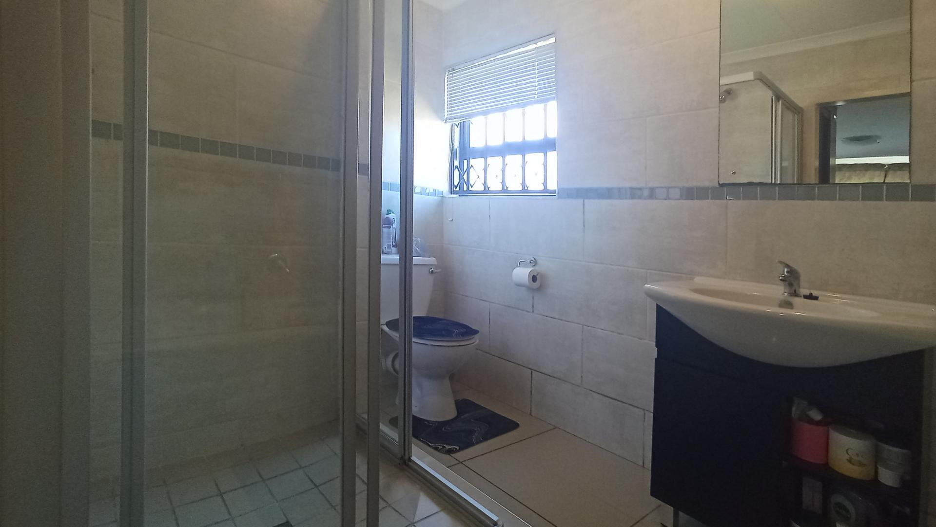 Main Bathroom - 7 square meters of property in Eldorette