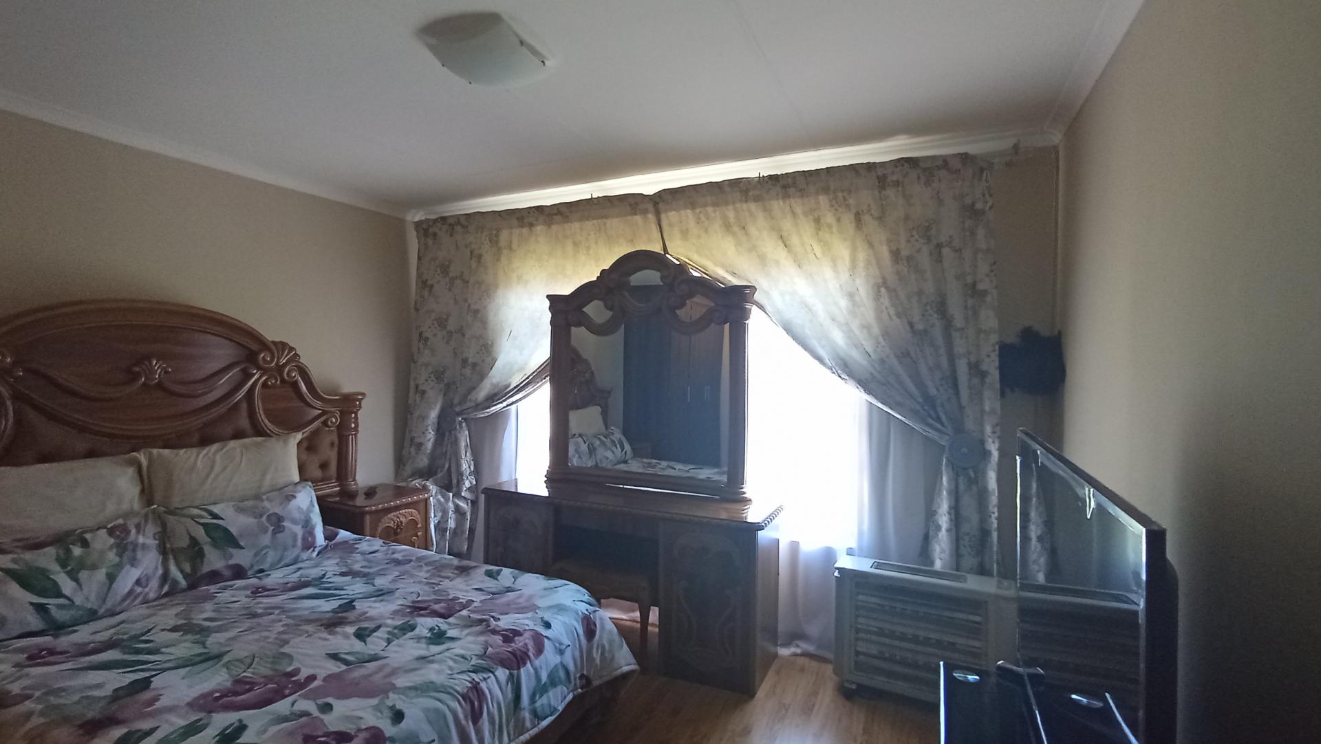 Main Bedroom - 19 square meters of property in Eldorette