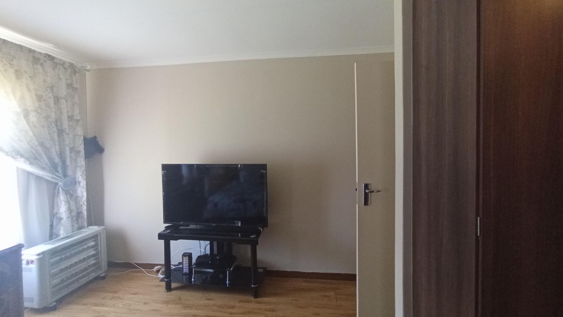 Main Bedroom - 19 square meters of property in Eldorette