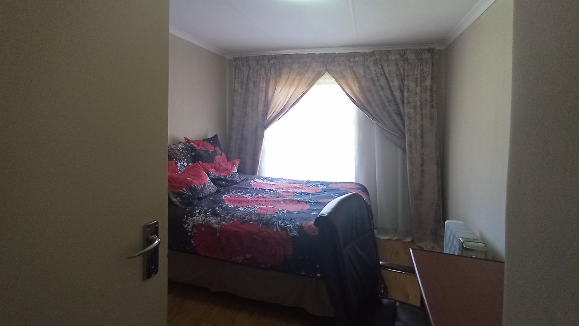 Bed Room 2 - 11 square meters of property in Eldorette