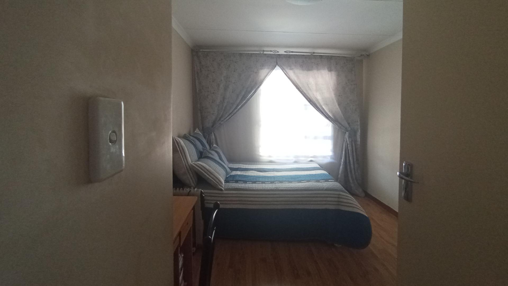 Bed Room 1 - 11 square meters of property in Eldorette