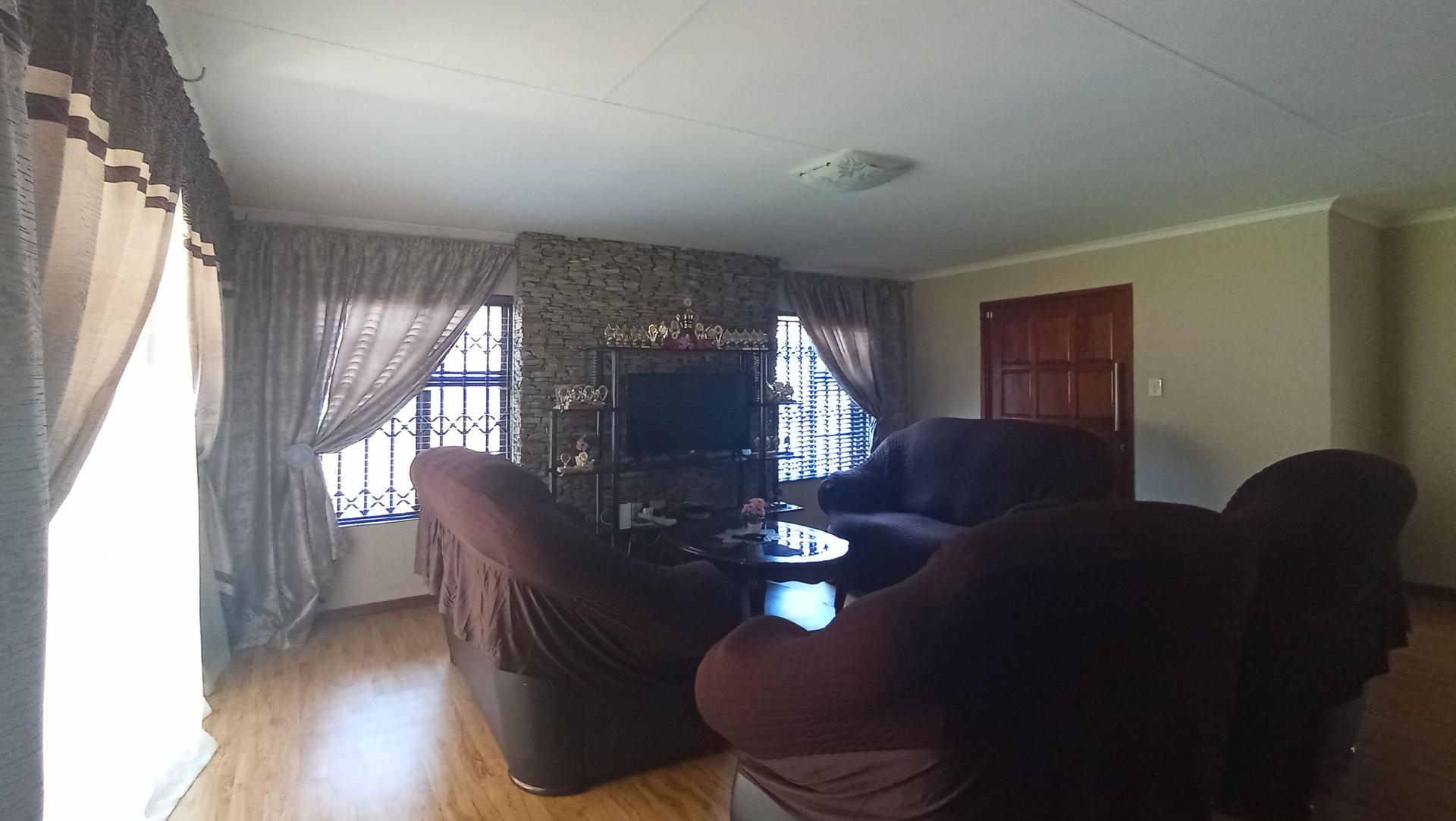 Lounges - 28 square meters of property in Eldorette