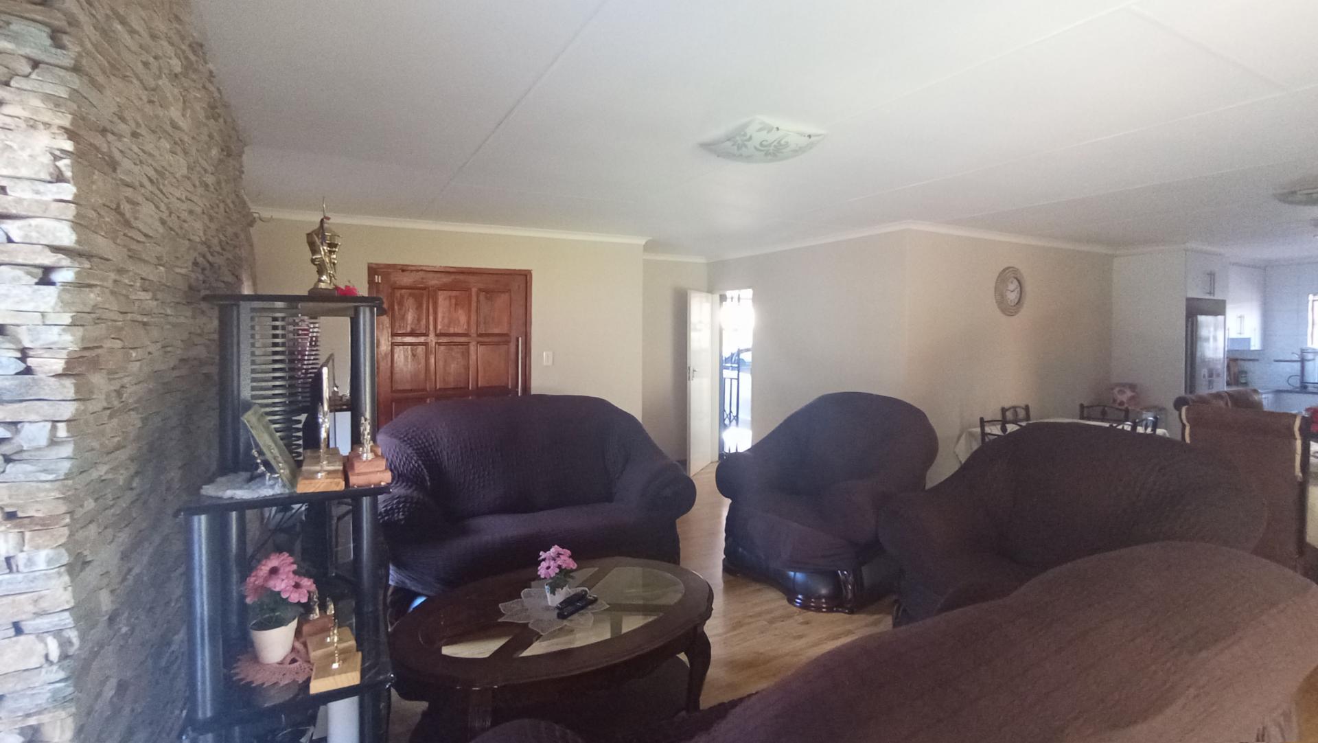Lounges - 28 square meters of property in Eldorette