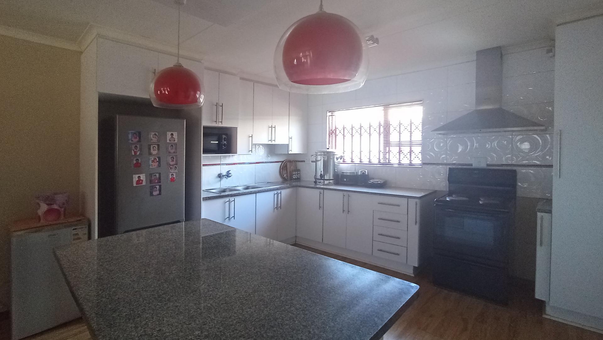 Kitchen - 25 square meters of property in Eldorette