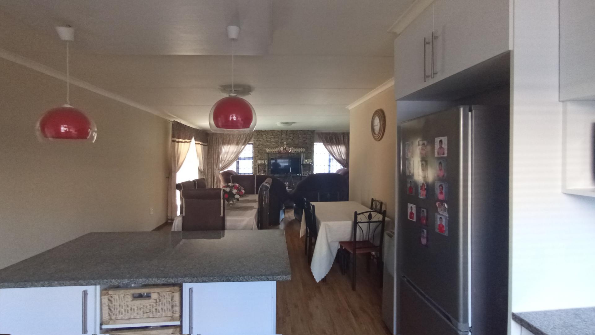 Kitchen - 25 square meters of property in Eldorette