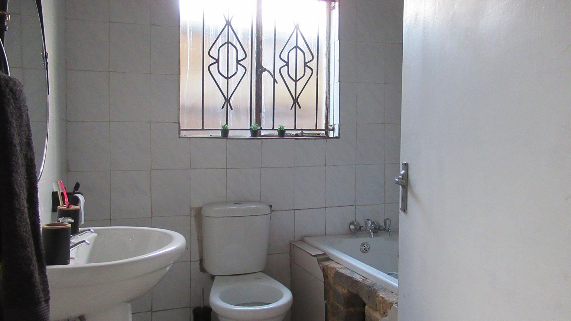 Bathroom 1 - 5 square meters of property in Meadowlands