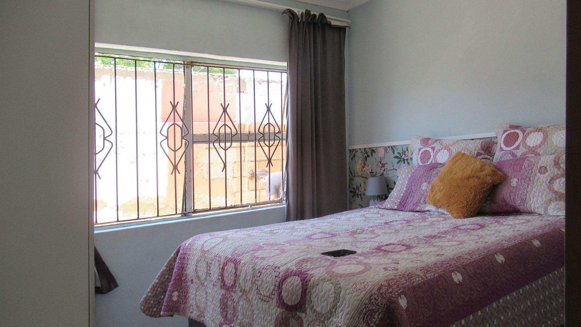 Bed Room 1 - 10 square meters of property in Meadowlands