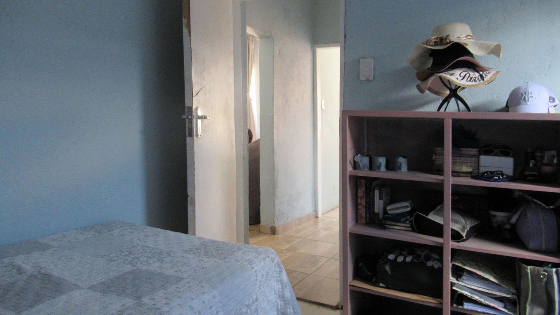 Bed Room 2 - 10 square meters of property in Meadowlands