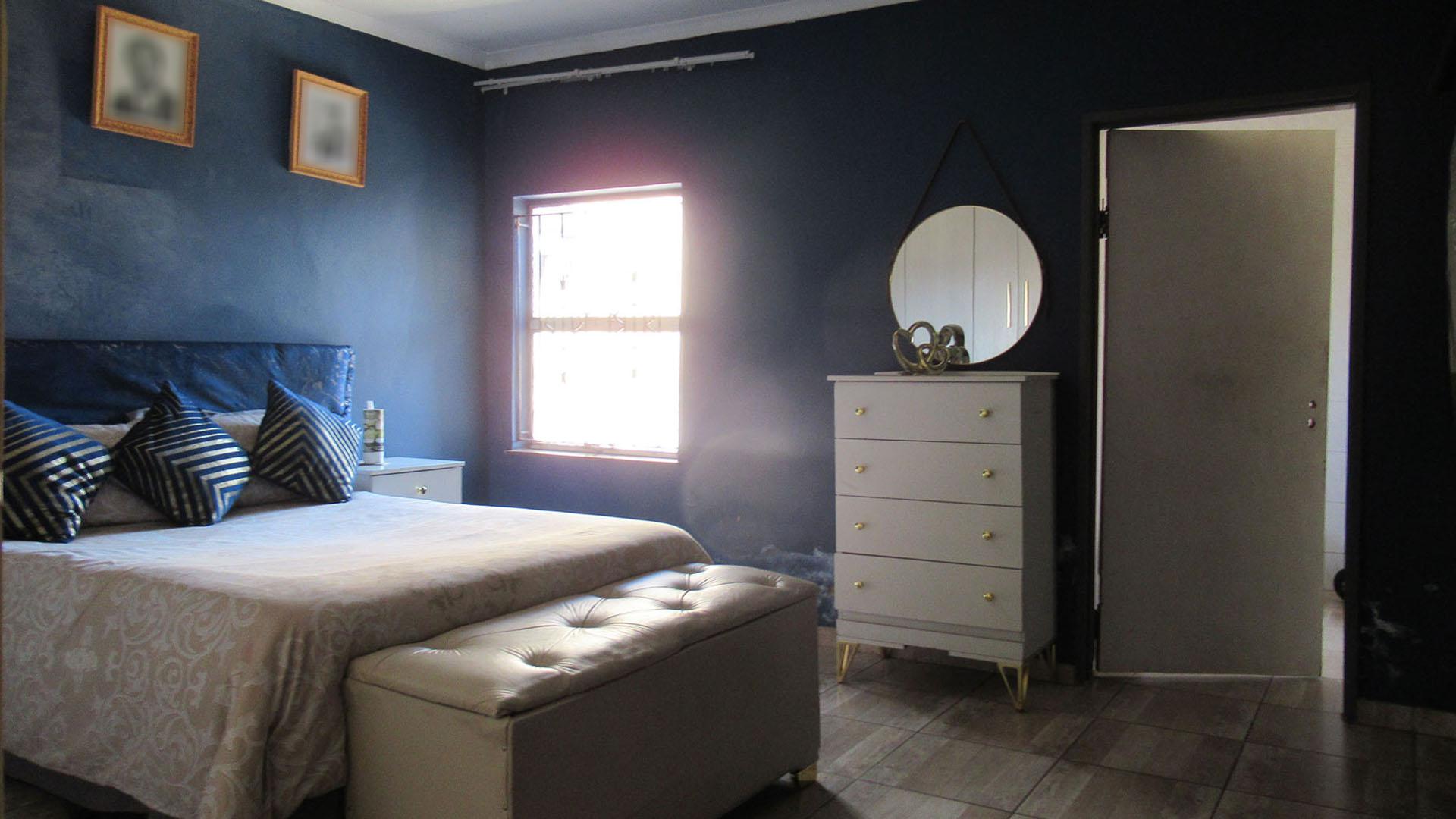 Main Bedroom - 18 square meters of property in Meadowlands