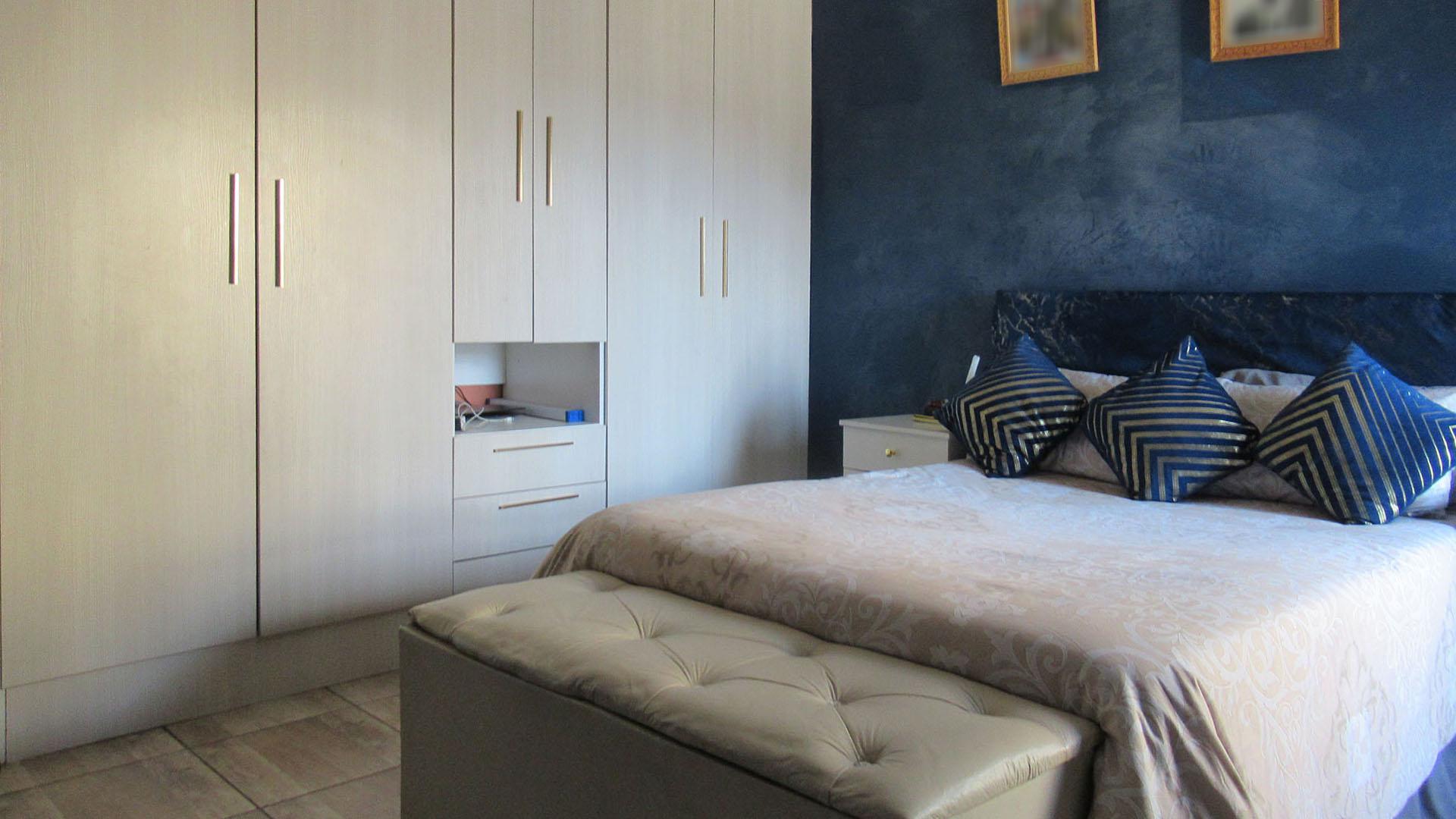 Main Bedroom - 18 square meters of property in Meadowlands