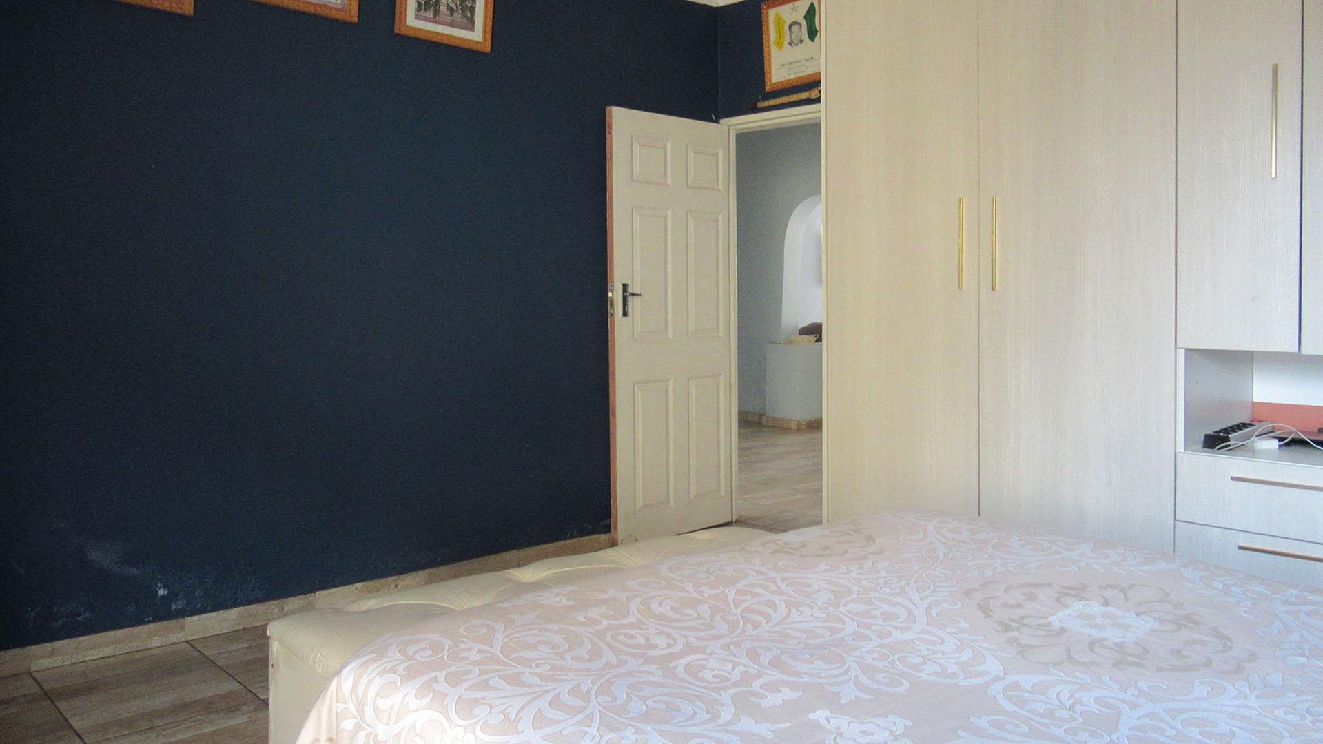 Main Bedroom - 18 square meters of property in Meadowlands