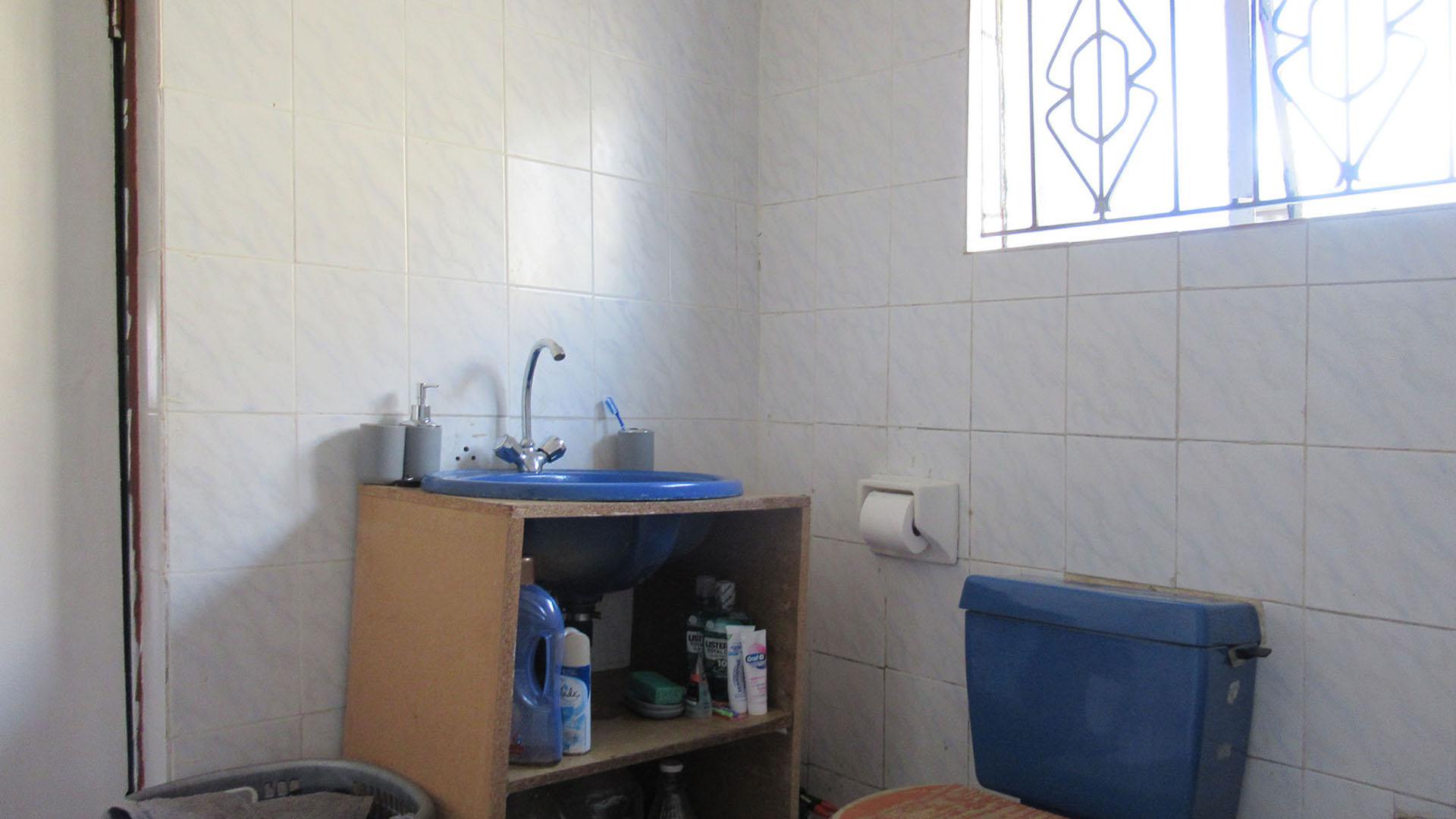 Main Bathroom - 5 square meters of property in Meadowlands