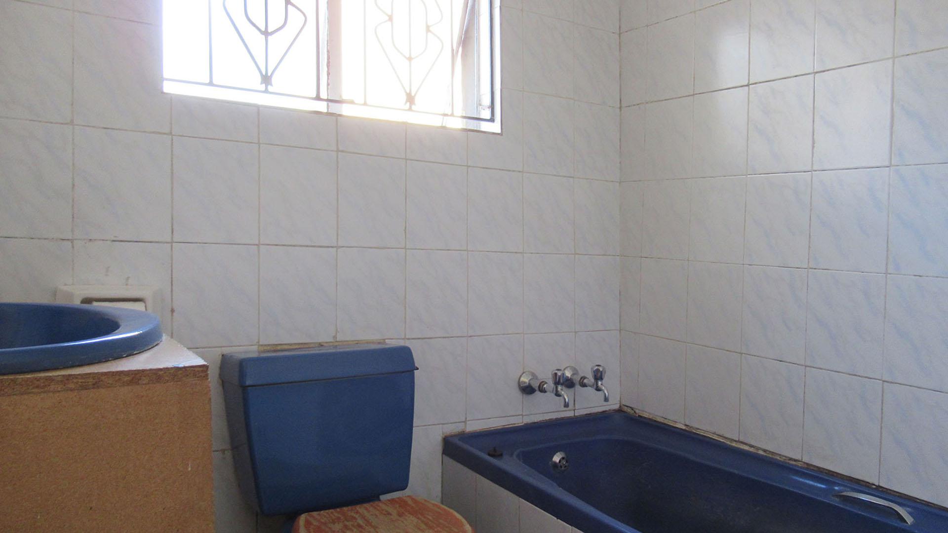 Main Bathroom - 5 square meters of property in Meadowlands