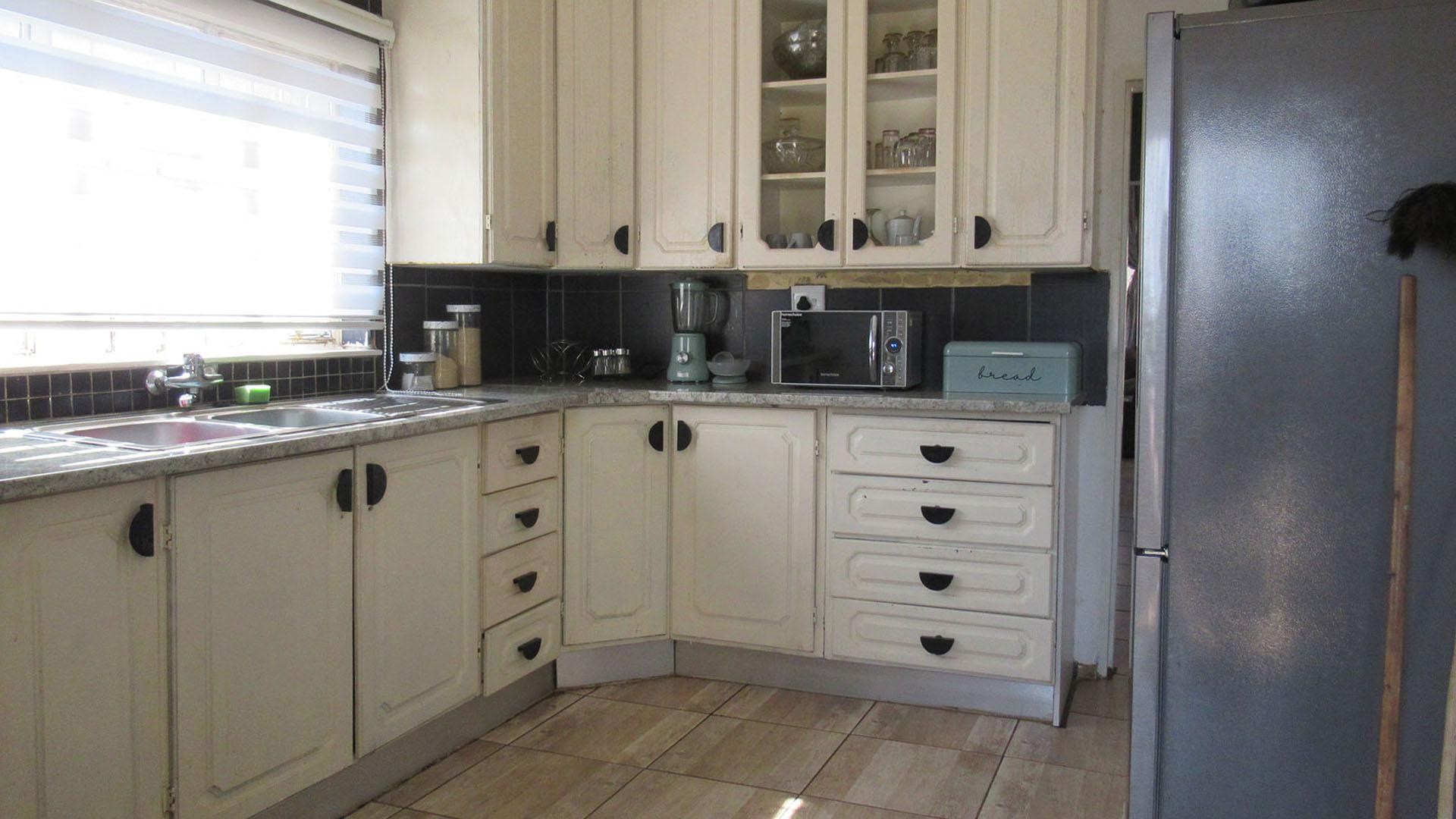 Kitchen - 14 square meters of property in Meadowlands
