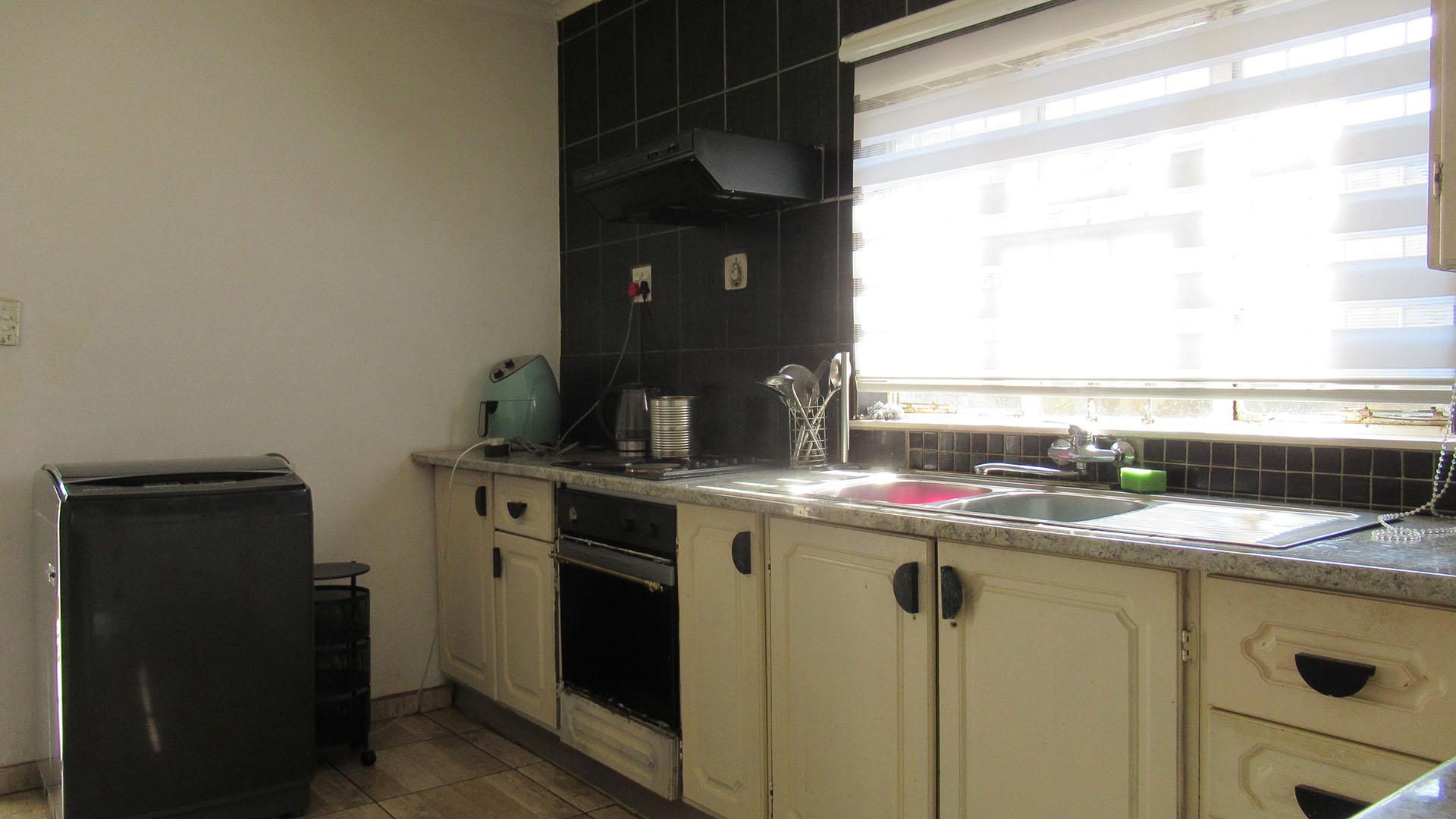 Kitchen - 14 square meters of property in Meadowlands