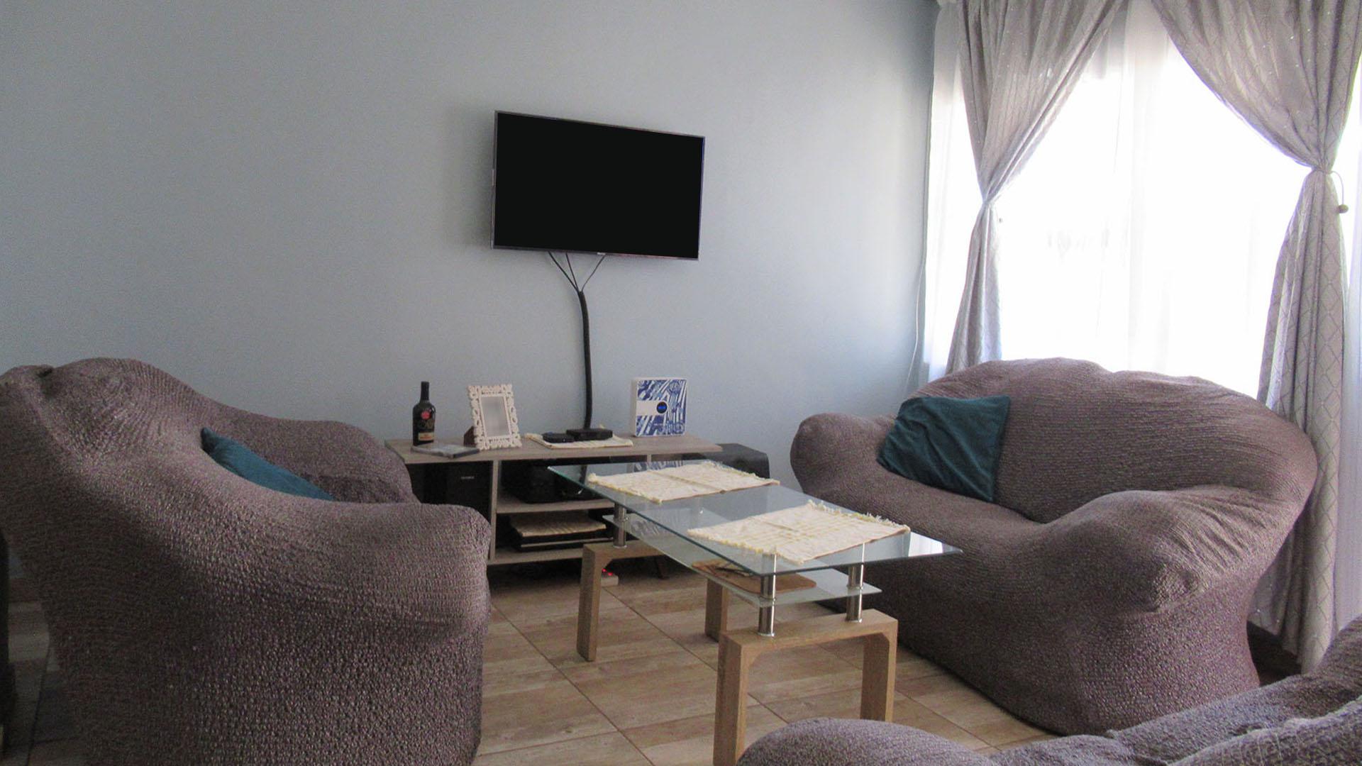 Lounges - 15 square meters of property in Meadowlands