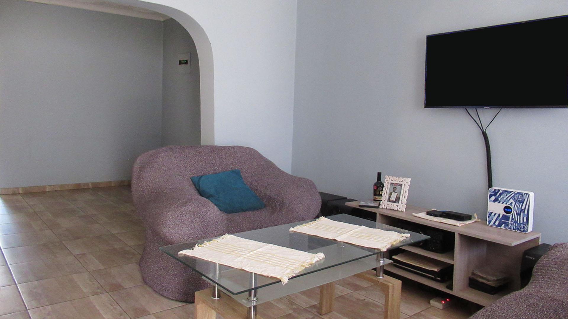 Lounges - 15 square meters of property in Meadowlands