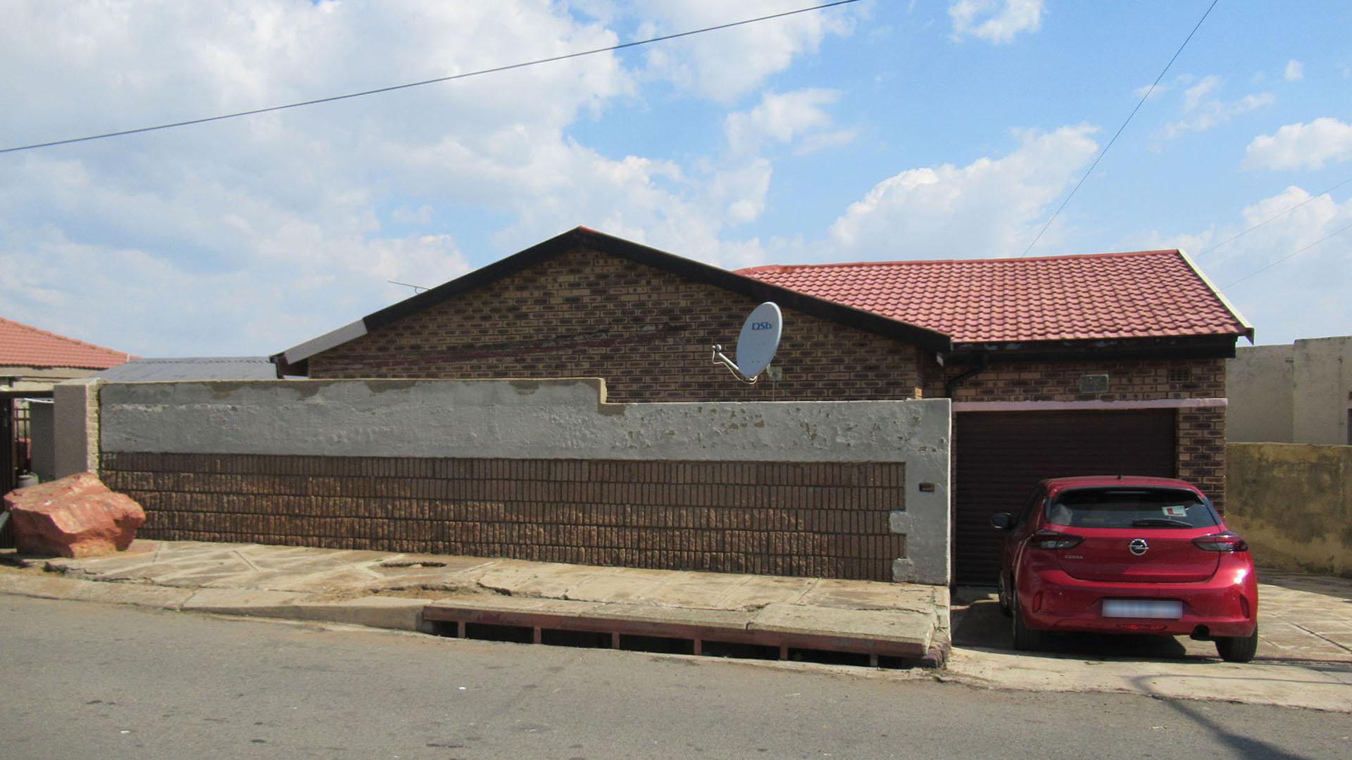 Front View of property in Meadowlands