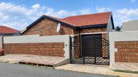 Front View of property in Meadowlands