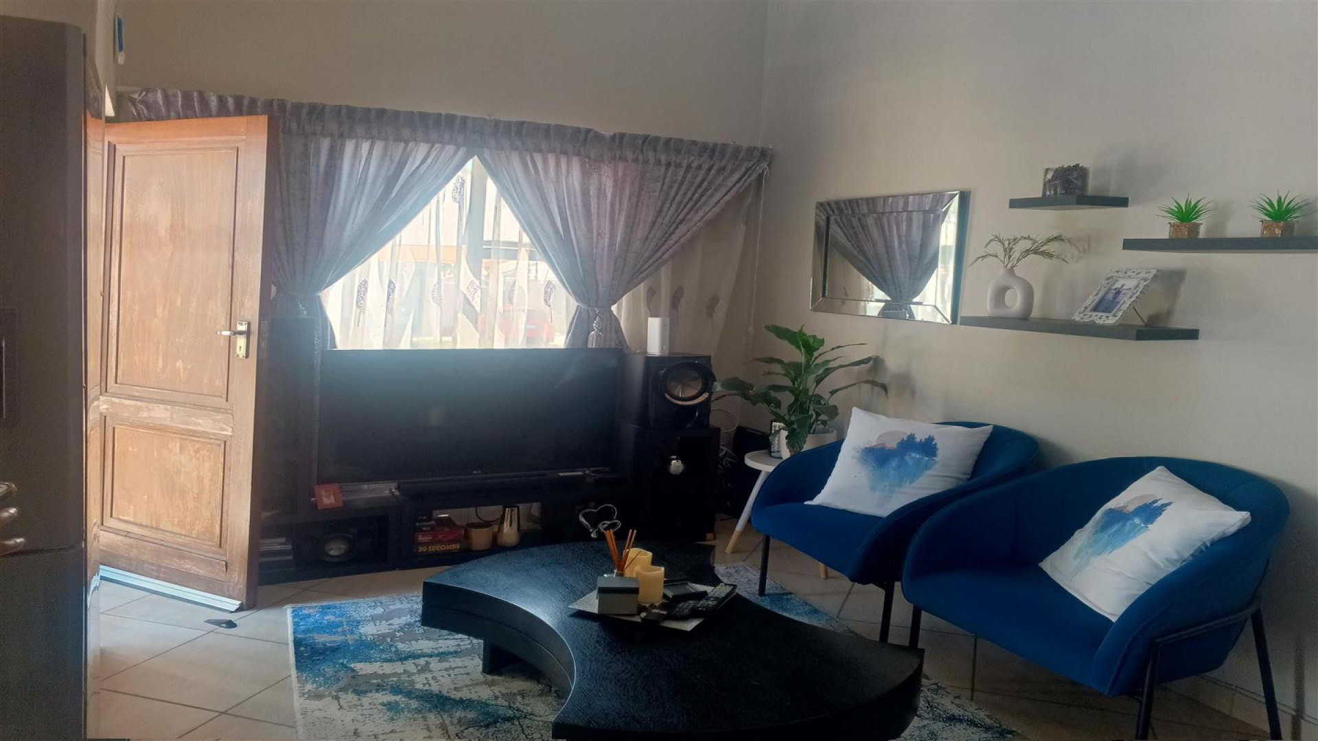 Lounges - 12 square meters of property in Sagewood