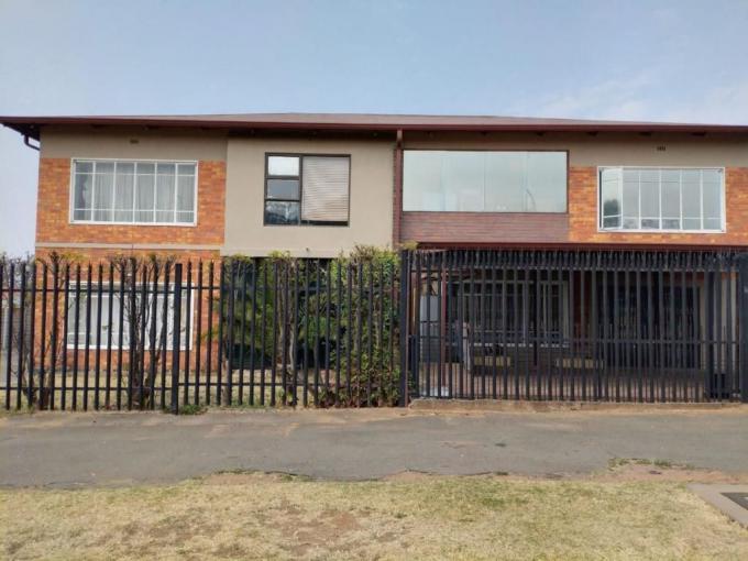 2 Bedroom Sectional Title for Sale For Sale in Roseacre - MR722459