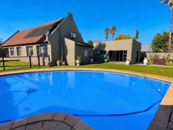 4 Bedroom House for Sale For Sale in Brackendowns - MR722496