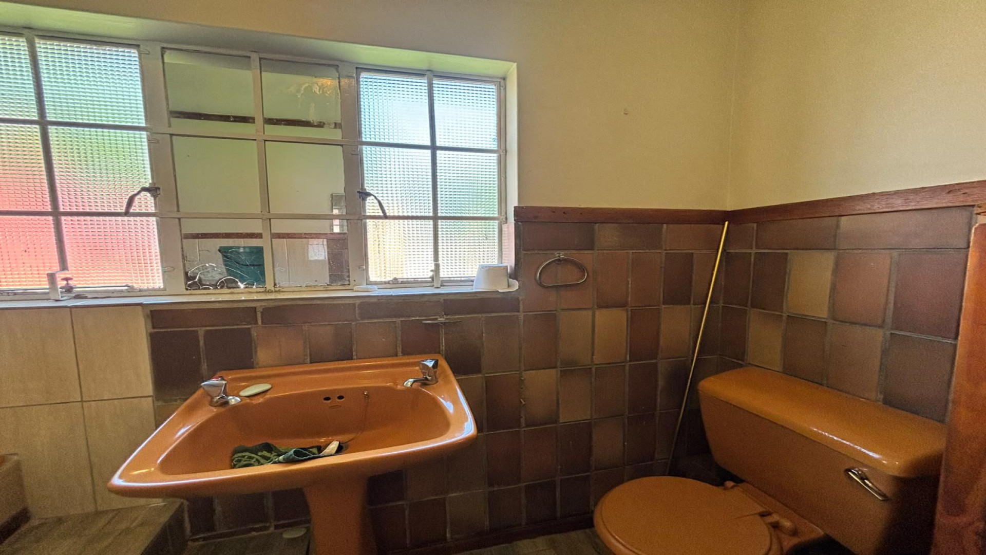 Bathroom 1 of property in Klerksdorp